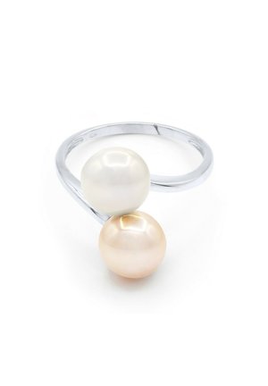 Bague ouverte en argent ornée d'une perle blanche et d'une perle pêche clair placées en vis-à-vis.