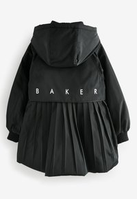 Veste noire avec capuche, dotée d'une partie inférieure plissée et de l'inscription "BAKER" en lettres blanches sur le haut du dos. Texture lisse.