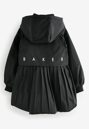 Schwarze Jacke mit Kapuze, die im unteren Abschnitt gerafft ist, und dem Wort "BAKER" in weißen Buchstaben über dem oberen Rücken. Glatte Textur.
