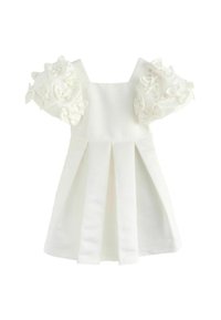 Valge kleit puhvärvidega, kaunistatud kangast volangidega, millel on kinnitatud bodice ja plisseeritud seelik, et luua struktureeritud siluett.