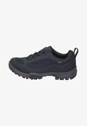Schwarze Outdoor-Schuh mit atmungsaktivem Mesh-Obermaterial, Gummi-Außensohle, gepolstertem Schaft und Schnürdesign für einen sicheren Sitz. Sichtbare strukturierte Akzente.