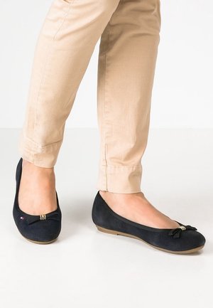 Tumman siniset mokka ballerinat, joissa on nauhakoriste, pyöreä varvas ja matala, joustava pohja. Yhdistetty beigekuden housujen kanssa.