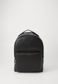 Zaino nero realizzato in materiale sintetico testurizzato, con loghi in rilievo, una tasca frontale con zip e una maniglia superiore per il trasporto.