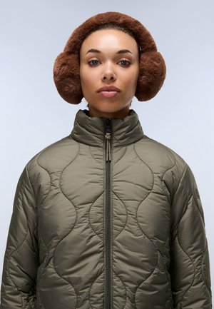 Oliven grønn quiltet jakke med høy krage og glidelås, kombinert med brune faux pels øreklokker. Designet har et subtilt bølgemønster.