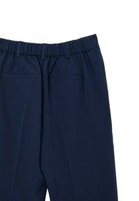 Navyblaue Hose mit elastischem Bund, Gürtelschlaufen und zwei aufgesetzten Gesäßtaschen vor einem weißen Hintergrund.