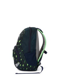 Rucksack mit grünem Blitzmuster auf dunkelblauem Stoff, mit Reißverschluss, grauem Netzrücken und neongrünen Akzenten. Mit seitlicher Tasche.