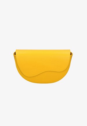 Gelbe Leder-Clutch mit gewölbter Klappe und glatter Struktur auf weißem Hintergrund.