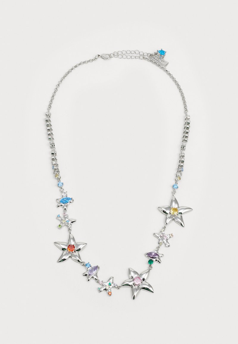 Srebrna verižica z obeski v obliki zvezd in večbarvnimi kamenčki, vključno z modrimi, roza in oranžnimi akcenti, z oblikovanjem verižice.