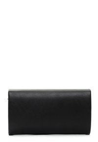 Clutch in pelle nera con una consistenza liscia. Forma rettangolare, design minimalista, con una chiusura a zip lungo un lato.