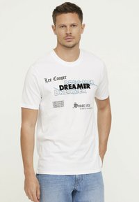 Weißes Baumwoll-T-Shirt mit grafischem Text in Schwarz und Blau, verschiedene Stile von "DREAMER" und Markenname "Lee Cooper". Kurze Ärmel.