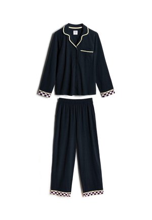 Ensemble de pyjama bleu marine à manches longues avec bordure festonnée jaune, poignets à damier, haut boutonné avec poche poitrine et pantalon à taille élastique.