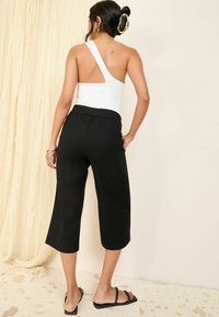 Friends Like These CULOTTES - Šorti - black