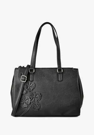 Zwarte leren handtas met dubbele schouderbanden, een verstelbare crossbodyriem en een gegraveerd bloemmotief aan de onderkant links.