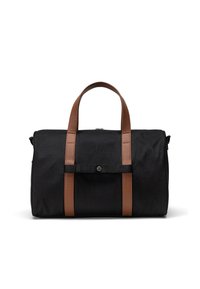 Bolsa de deporte negra con asas de cuero marrón, presenta una textura suave, forma cilíndrica y un acento central de correa con un botón a presión.
