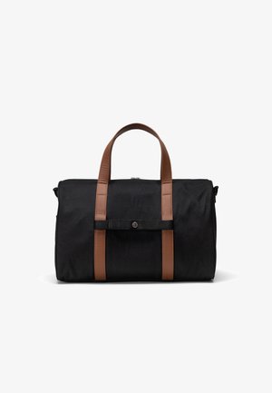 Sort duffel bag med brune læderhåndtag, med en glat overflade, cylindrisk form og en central remdetalje med en trykknap.