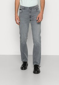 Wrangler TEXAS  - Calças de ganga de perna direita - golden grey