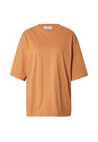 Oversized t-shirt met korte mouwen in een warme, aardse oranje kleur, gemaakt van zachte katoen met een ronde halslijn en zonder zichtbare patronen.