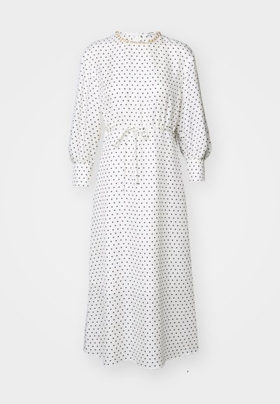 Biele midi šaty s bodkami, dlhými puff rukávmi, zúženým pásom a detailom na viazanie. Mäkčená tkanina, uvoľnený strih, okrúhly výstrih, minimálne kovové súčiastky.