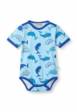 Lyseblå babyheldragt med mørkeblå kant, dekoreret med forskellige blå tegneseriehvaler, der puster vand.