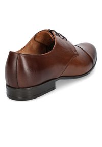 Brązowe skórzane buty wizytowe o gładkiej powierzchni, zaokrąglonym czubku i minimalnym przeszyciu. Posiadają niski obcas i sznurowany design.