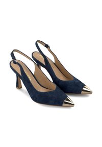 Décolleté slingback in suede blu navy con punta affusolata. Presenta una punta a cappuccio metallica dorata e un tacco a blocco di altezza media. Chiusura con fibbia alla caviglia.