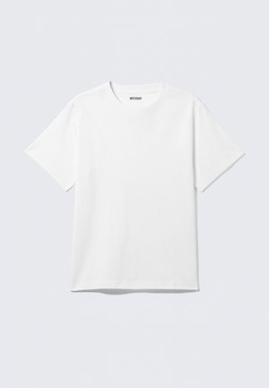 Weißes T-Shirt mit kurzen Ärmeln aus Baumwolle, mit Rundhalsausschnitt und lockerer Passform. Der Stoff hat eine glatte, gleichmäßige Textur.