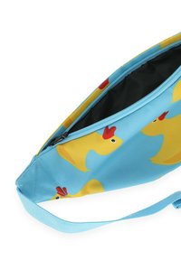 Blauwe tas met gele rubberen eendpatronen, ritsluiting en een lichtblauwe schouderband. De binnenkant is van zwart stof, wat het interieur van de tas benadrukt.