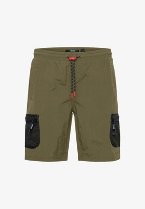 Olivenfargede shorts laget av lettvev, med elastisk midje, svart nettinglomme med glidelås og røde snoraksenter.