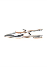 Chaussures slingback en cuir verni argenté avec un bout pointu, un talon plat et un détail découpé sur les côtés. Bride de cheville réglable avec bouclerie.