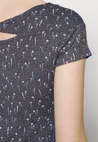 Ciemnoszara koszulka z krótkim rękawem w kwiatowy wzór w różowe i niebieskie kolory, z dekoltem łódką i wycięciem z tyłu.