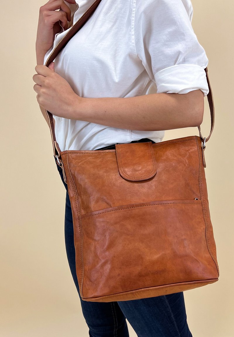 Gusti Leder JACQUELINE Across body bag brown Zalando.ie