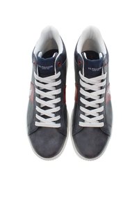 Námořnické a šedé vysoké tenisky vyrobené z semiše a syntetického materiálu, s bílými tkaničkami, akcenty s logem a bílou gumovou podrážkou.