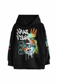 Haut à capuche noir avec un imprimé graphique vibrant, comprenant un visage de dessin animé avec des lunettes de soleil et un nez en carotte, ainsi que du texte et des accents colorés.
