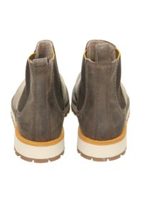 Braune Lederstiefel mit strukturierter Oberfläche, elastischen Seitenpaneelen und einer Gummisohle. Verfügt über eine verstärkte Ferse mit einem Ziehschlauf.