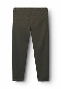 Sötét olívazöld nadrág sima felülettel, egyenes szárakkal, két hátsó zsebbel és övhurkokkal rendelkező derékpánttal. Nincs látható fém részlet.