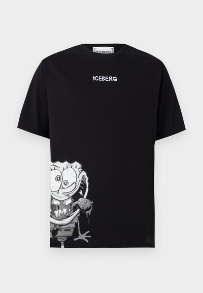Μαύρη βαμβακερή μπλούζα με σχέδιο ενός κινούμενου χαρακτήρα στη κάτω αριστερή πλευρά, με λευκή γραμματοσειρά που γράφει "ICEBERG" στο στήθος.