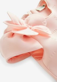 Baker by Ted Baker CORSAGE EMBOSSED SCUBA-REGULAR FIT - Koktélruha / Partiruha - pink