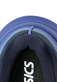 Marine sportschoen met een gestructureerde mesh bovenzijde, met gelaagde blauwe accenten en een zwarte binnenkant waarin het logo "ASICS" prominent is weergegeven.