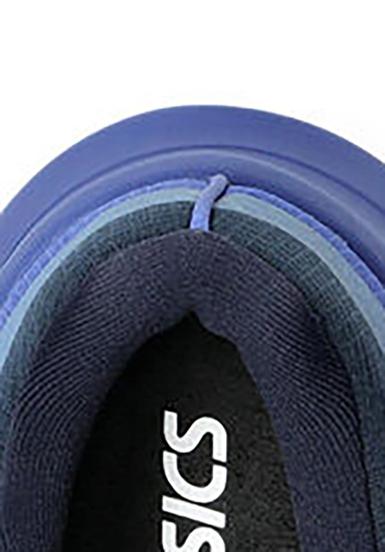Marine løbesko med en tekstureret mesh-overdel, der har lagdelte blå accenter og et sort interiør, hvor logoet "ASICS" er tydeligt vist.