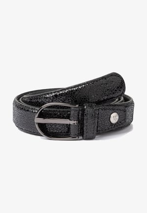 Schwarzer Leder-Gürtel mit strukturierter Oberfläche, ausgestattet mit einer polierten silbernen Schnalle und einem Logo-Akzent am Lederband.