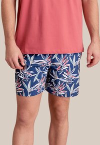 Mannen zwemshorts in marineblauw met een levendig bloemenpatroon van groene bladeren en rode accenten. Gemaakt van lichtgewicht stof, ontworpen voor comfort.
