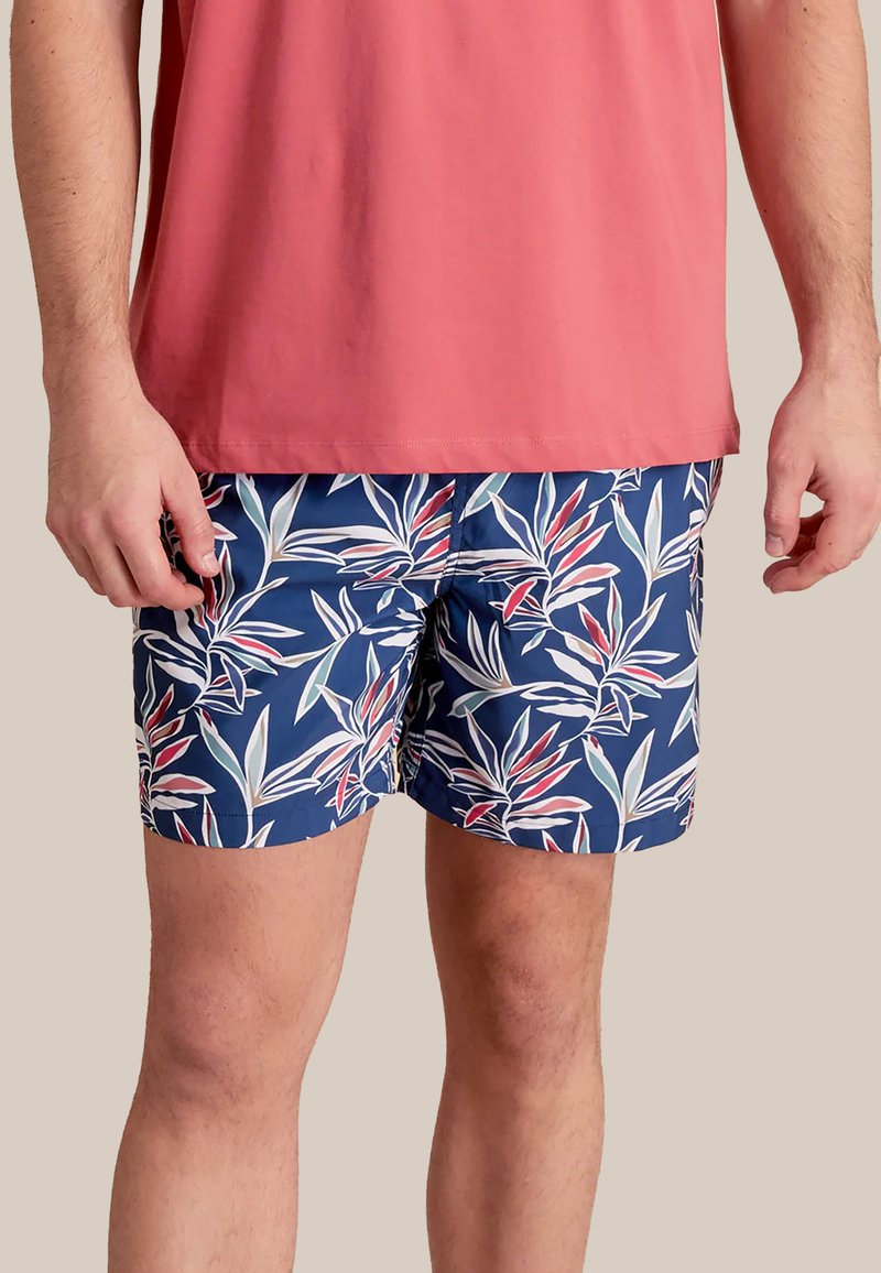 Mannen zwemshorts in marineblauw met een levendig bloemenpatroon van groene bladeren en rode accenten. Gemaakt van lichtgewicht stof, ontworpen voor comfort.