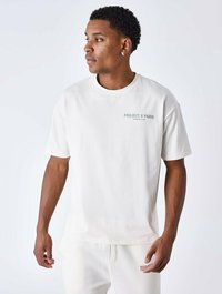 Wit katoenen t-shirt met een ronde hals en korte mouwen; heeft de tekst "PROJECT X PARIS MEMBERS CLUB" in grijs op de borst gedrukt.