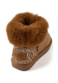 Botín marrón con cuello de piel sintética, parte trasera con patrón texturizado y suela de goma. La etiqueta en el lateral dice "GIOSEPPO ¡QUE TENGAS UN BUEN DÍA!"