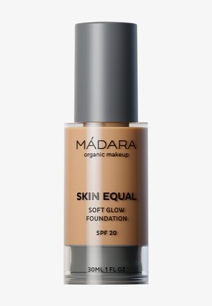 Flacon de fond de teint Madara Skin Equal Soft Glow avec SPF 20 en teinte beige, 30 ml, avec bouchon gris.