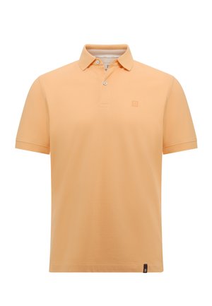 Polo à manches courtes en tissu doux pêche, avec un col, une patte de boutonnage à trois boutons et un petit logo sur la poitrine gauche.