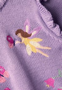 Material tricotat lavandă cu o zână brodată, îmbrăcată într-o rochie galbenă și un fluture, completată cu motive florale în roz și verde în jur.