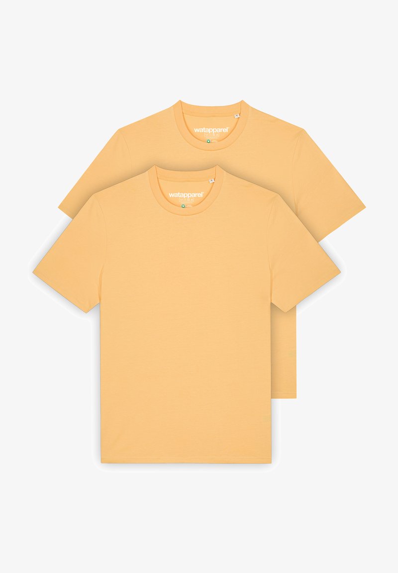 Twee T-shirts met korte mouwen van lichtgele stof, met een klassieke ronde hals en een gladde, egale textuur.