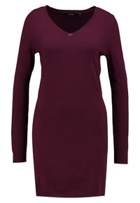 Abito a maniche lunghe, lunghezza al ginocchio, in maglia bordeaux con scollatura a V e silhouette aderente, esposto su uno sfondo bianco.