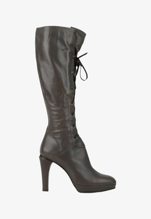 Botte haute en cuir marron foncé à talon haut, avec un détail lacé sur le côté et un bout arrondi.
